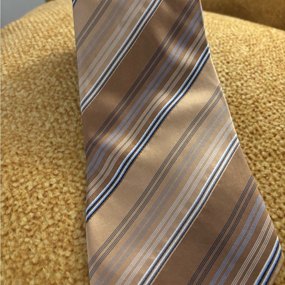 250A Elegant Tan Striped silk Men's Tie - Picture 2 of 3